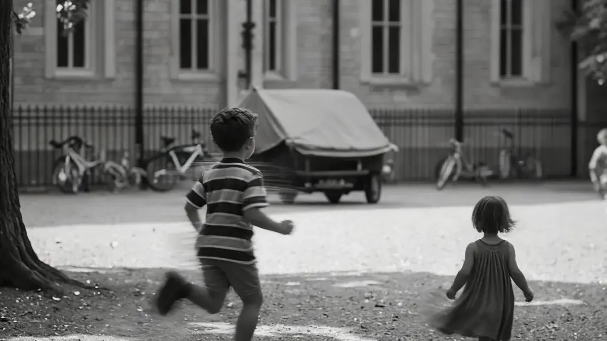 Niños jugando en un patio como símbolo de la inquietud natural frente al sobrediagnóstico del TDAH.